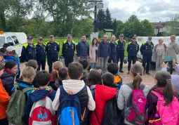 Gli alunni dell'IC Carducci insieme ai volontari della Protezione Civile e l'amministrazione comunale